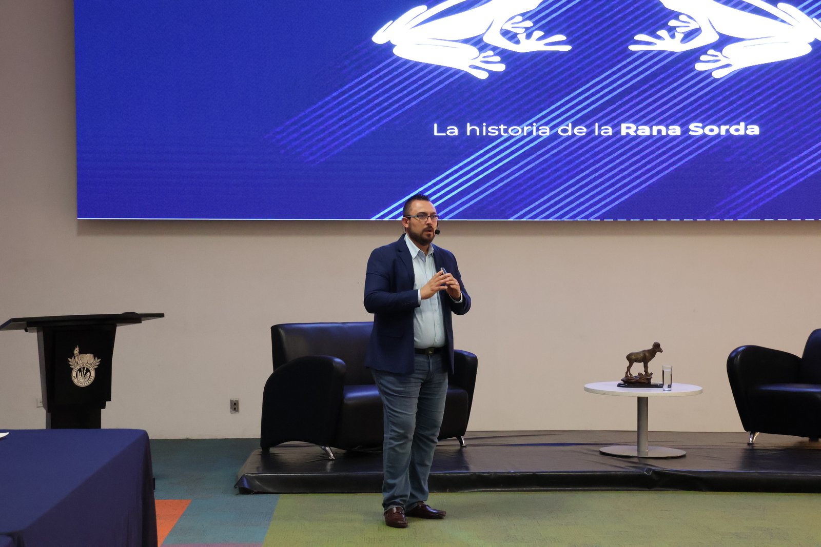 Irving Quesney impartiendo una conferencia frente a una pantalla